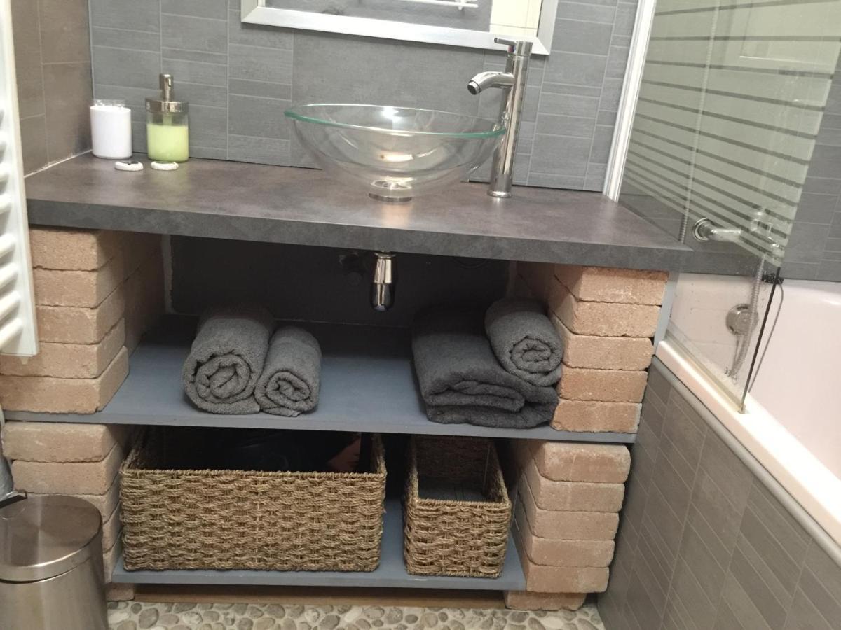 T2 Avec Terrasse, Clim , Box Fibre Apartment Vedene Bagian luar foto